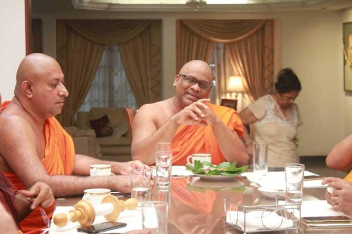 ඥානසාර හිමි දහවල් දානයට තිලංගගේ නිවසට වඩියි (ඡායාරූප)