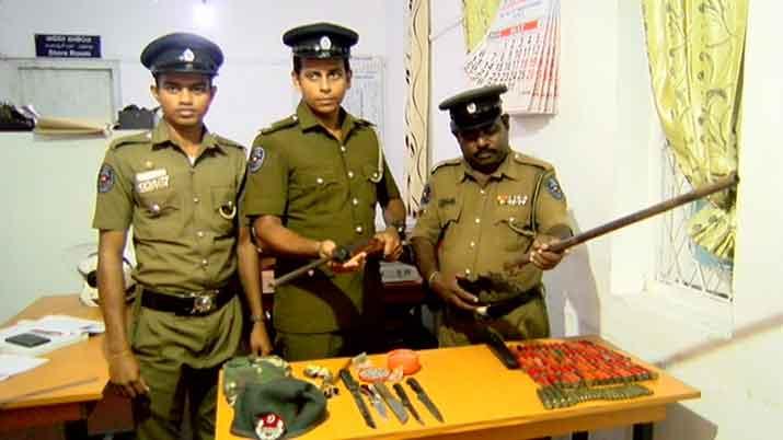 මුස්ලිම් පල්ලි භාරකරුගේ නිවසෙන් අවිආයුධ තොගයක්