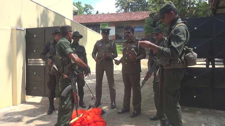 මුස්ලිම් පාසලකින් සිවුරු ,කඩු ඇතුළුව උපකරණ තොගයක්