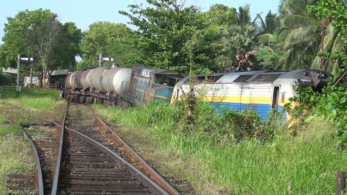 ඉන්ධන ප්‍රවාහනය කළ දුම්රියක් පිළි පැනලා