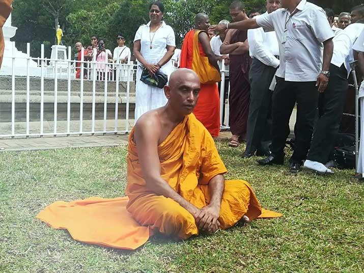 රතන හිමියන් මහනුවර, දළඳා මාළිගාව ඉදිරිපිට උපවාසයක (ඡායාරූප)