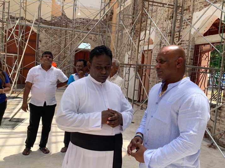 ප්‍රහාරයට ගොදුරු වූ පල්ලි බලන්න සනත් යයි