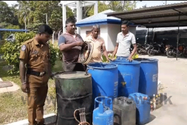 කසිප්පු නිෂ්පාදනාගාරයක් වටලා 3ක් අත්අඩංගුවට