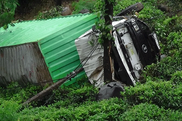 තේ කොළ ටොන් 10ක් ප්‍රවාහනය කළ කන්ට්‍රේනර් රථය අඩි 50ක ප්‍රපාතයට
