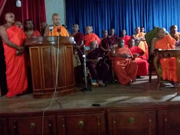 මංගලට, රාජිතට හා චතුරට ගම්පහ පන්සල් තහනම් වෙයි