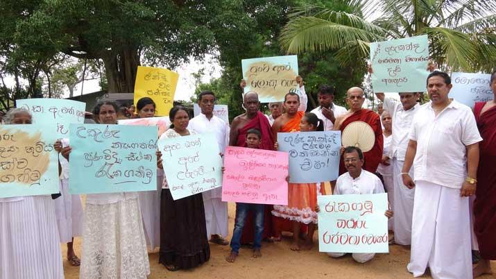 මුලතිව් ගුරුකන්ද විහාරය රැක දෙන්නැයි ඉල්ලා විරෝධතාවක (ඡායාරූප)