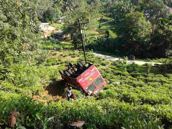 යටියන්තොටදී බස් රථයක් ප්‍රපාතයකට පෙරළි 30ක් රෝහලට