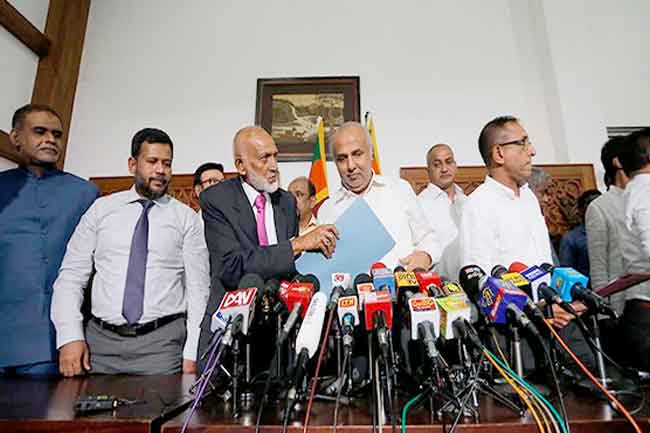 අමාත්‍ය ධුරවලින් ඉවත් වූ මුස්ලිම් මන්ත්‍රීවරුන් අතර සාකච්ඡාවක්