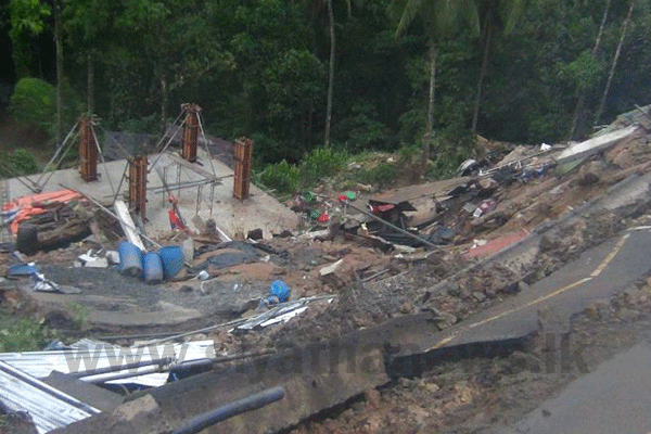 ගිනිගත්හේනේ වෙළඳසැල් 10 ක් නායයයි – ඡායාරූප