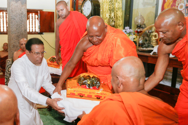 පූජ්‍ය බෝපිටියේ ධම්මිස්සර නාහිමියන්ට සන්නස්පත්‍රය පිරිනමයි