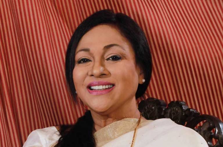 වත්මන් රජය වැල්ලේ මාළිගා තනනවා – ගීතා
