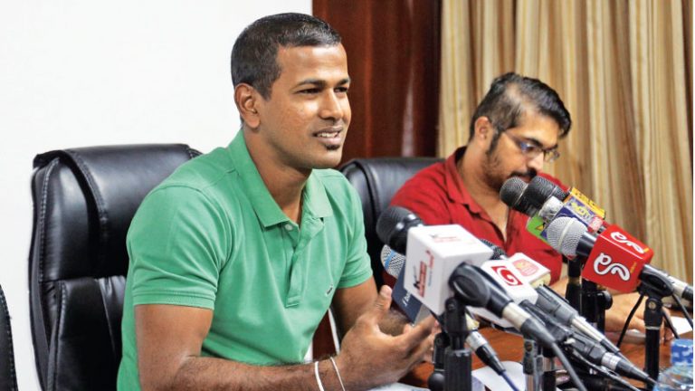 හැමදාම ක්‍රිකට් ගැහුවේ සංතෝසෙන්, එළියට යන්නෙත් සන්තෝසෙන්
