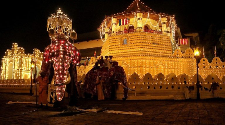 ඇසළ මංගල්‍යයේ පළමු කුඹල් පෙරහැර අද වීදි සංචාරය කරයි