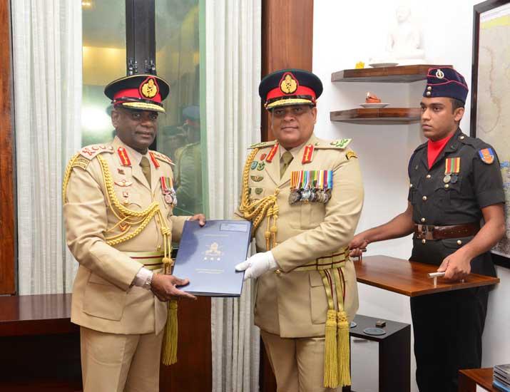 ජනරාල් මහේෂ්, නව හමුදාපතිට සාම්ප්‍රදානුකූලව යෂ්ඨිය පිරිනමයි (ඡායාරූප)