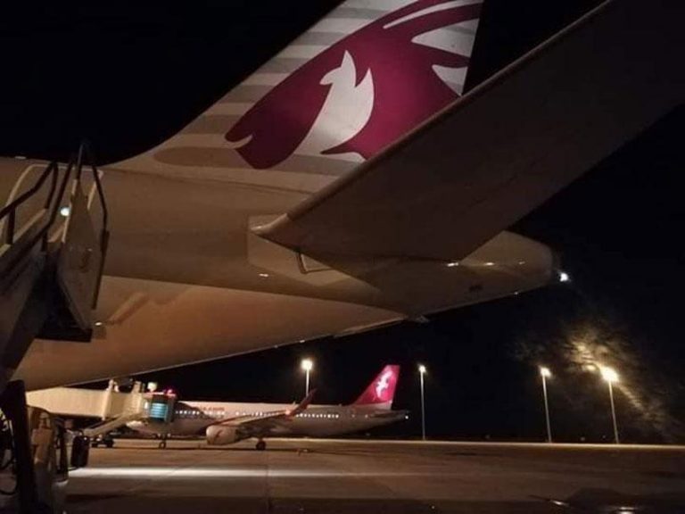 කටුනායකට පැමිණි ගුවන් යානා මත්තලට ගොඩ බස්වයි (ඡායාරූප)