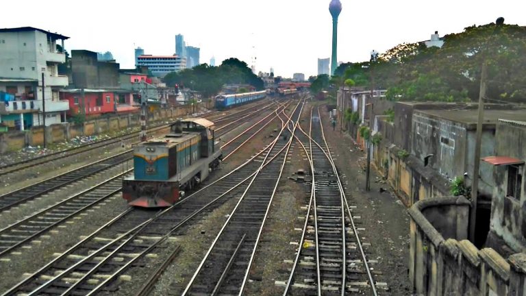 මරදාන හා කොටුව අතර දුම්රිය 02ක් මුහුණට මුහුණ ගැටෙයි