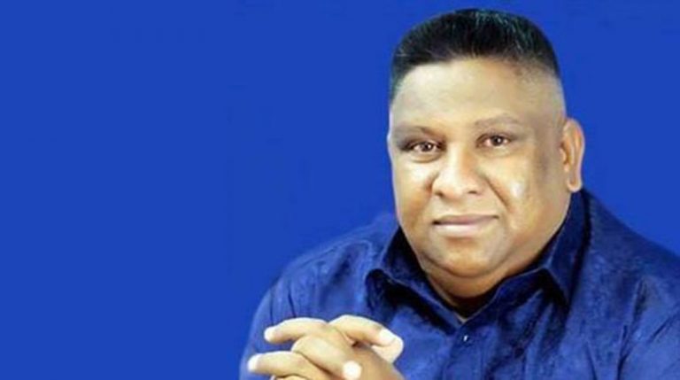 බදුල්ල ඔරලෝසු කණුව අසළ ඔළුවෙන් හිටගන්නේ කවුද ?