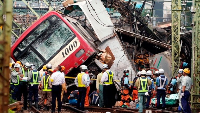 ජපානයේ දුම්රිය අනතුරකින් 35කට තුවාල