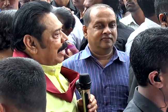 එජාප ජනතාවගේ නිවසකින් වතුර උගුරක් හෝ බීලා නැති අපේක්ෂකයා මෙන්න