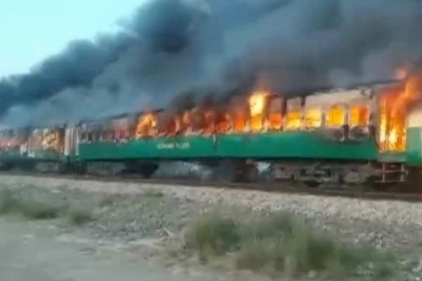 පාකිස්තානයේ දුම්රියක් ගිනි ගනියි