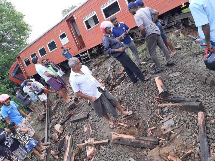 මීනගයා නගරාන්තර සීග්‍රගාමි දුම්රිය පීලි පනී (ඡායාරූප)