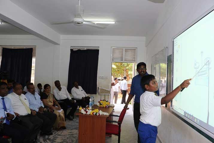 උතුරේ පාසල් වලට නවීන පහසුකම්වලින් යුතු ස්මාර්ට් පන්තිකාමර 100ක්