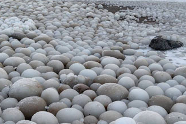 ෆින්ලන්තයේ හයිලුඔටෝ දුපත අයිස් බිත්තර වලින් හැඩවෙයි