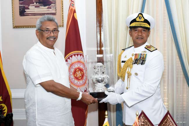 ජනාධිපති සහ නාවික හමුදාධිපති අතර හමුවක්