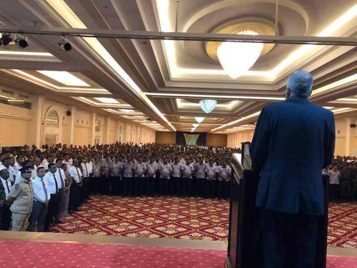 හිටපු අග්‍රාමාත්‍ය රනිල් කාර්ය මණ්ඩලය අමතයි