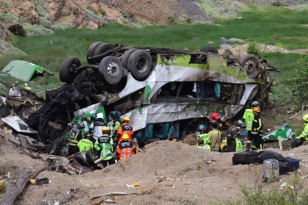 චිලී රාජ්‍යයේ බස් රථ අනතුරක් – 21 ක් මරුට