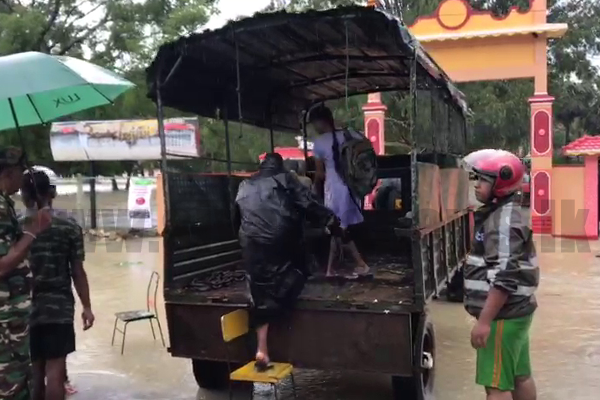 විභාග මධ්‍යස්ථානයක් ජලයෙන් යටවෙයි – හමුදාව ට්‍රැක්ටර්වලින් දරුවන් ගෙනයයි (ඡායාරූප)