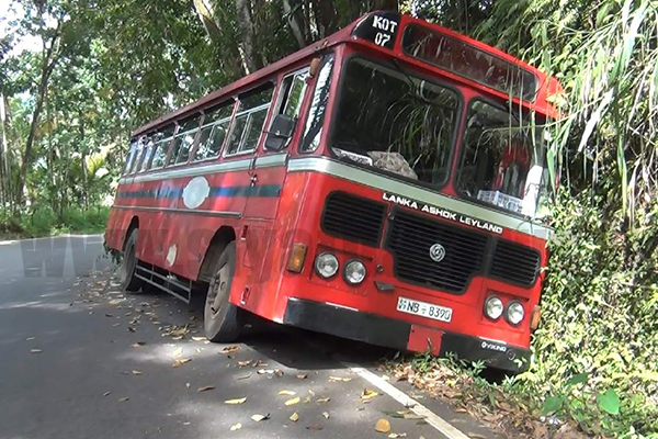 ලංගම බස් රථයක් මාර්ගයෙන් ඉවතට පැන අනතුරට