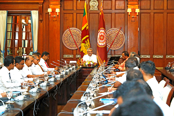 ප්ලාස්ටික් ජල බෝතල් භාවිතය ජනපති කාර්යාලය නතර කරයි