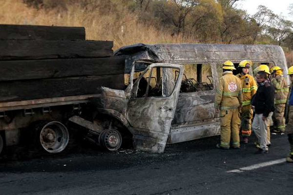මෙක්සිකෝවේ රිය අනතුරකින් 14ක් මරුට