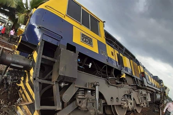 දෙමටගොඩ – මරදාන අතරදී දුම්රිය එන්ජිමක් පීලි පනී (ඡායාරූප)