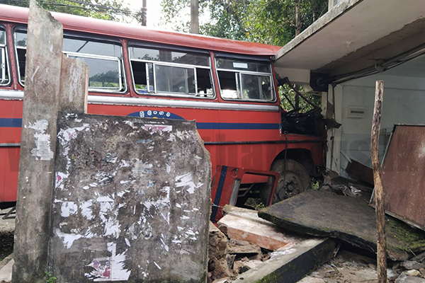 වේගෙන් ආ බස් රථය බස් නැවතුම්පොලකට හා වෙළෙඳසැලකට හානි කරමින් අනතුරක