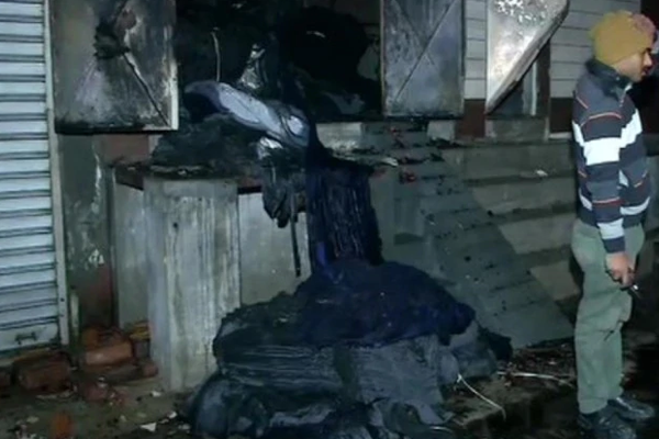 ඉන්දියාවේ රෙදි ගබඩාවක ගින්නකින් 9ක් ජිවිතක්ෂයට