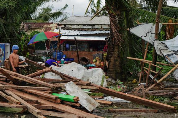 සුළි කුණාටුවක් නිසා පිලිපීනයේ ජන ජීවිතයට දැඩි බලපෑම්