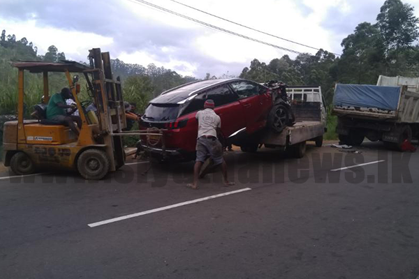 වාහන තුනක් එකිනෙක ගැටිමෙන් දෙදෙනෙකුට බරපතලයි