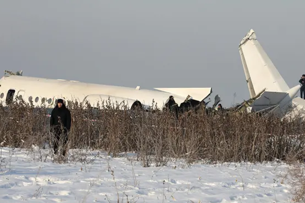මගීන් 100ක් සමඟ ගුවන් යානයක් කසකස්ථානයේ දී අනතුරට