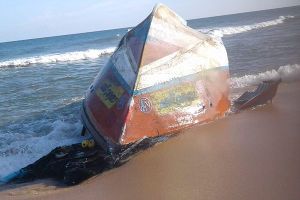 අනවසර සංක්‍රමණිකයින් පිරිසක් නාවික හමුදා බාරයට