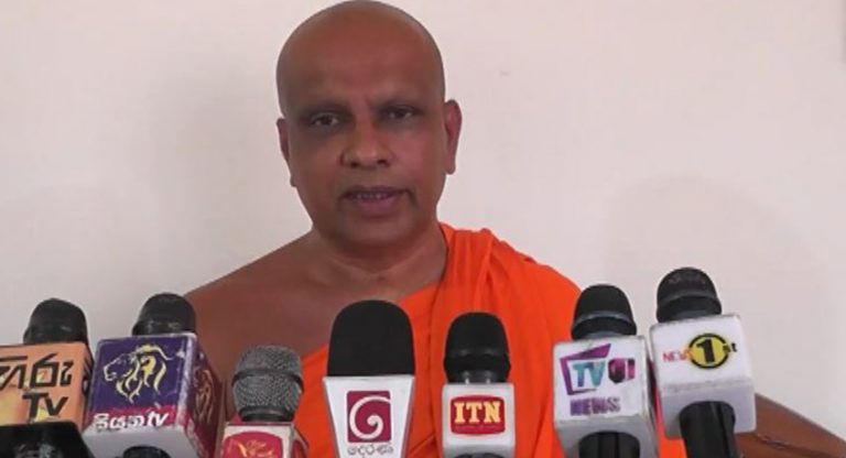 දේශපාලනඥයින් රට බෙදන්න උත්සාහ කරනවාද ?