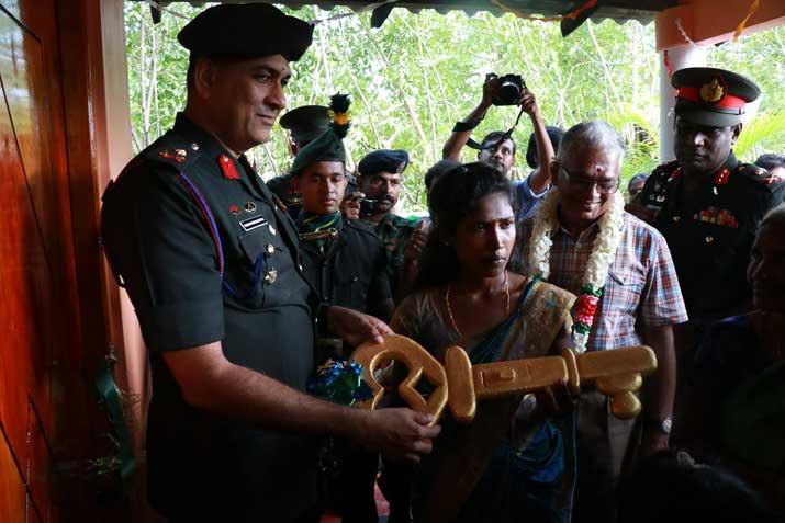 යුද්දෙන් පසු නැවත පදිංචි පවුල් වලට හමුදාවෙන් අංගසම්පූර්ණ නිවාස