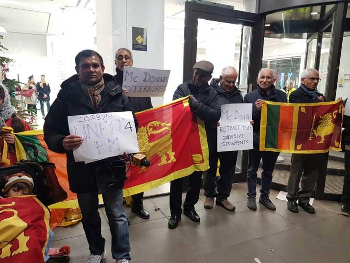 ලන්ඩනයේ ලාංකිකයෝ කම්කරු පක්‍ෂයට එරෙහිව වීදි බසි (ඡායාරූප)