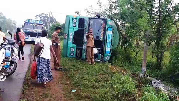 වව්නියාවේ බස් රථයක් පෙරළී 10කට තුවාල