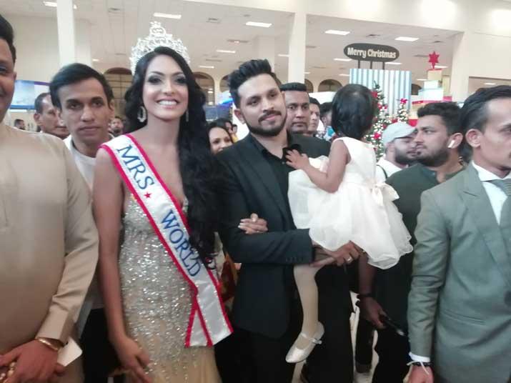 විවාහක ලෝක රූ රැජිණ කිරුළ දිනු කැරොලයින් දිවයිනට එයි