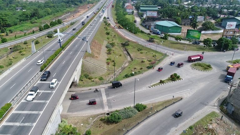 මහනුවර-කොළඹ වාහන ධාවනය කැලණි පාලම අසලින් එක් මංතීරුවකට සීමා කරයි