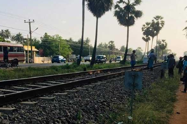 පුද්ගලයෙකු දුම්රියට පැන සියදිවි නසා ගනි