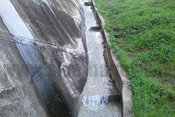 මොරගහකන්ද ජලාශයේ ප්‍රධාන වේල්ලේ ජල කාන්දුවක්