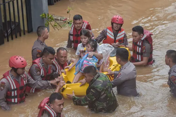 නව වසරේ උදාවත් සමඟ ජකර්තා ජලයෙන් යටවෙයි